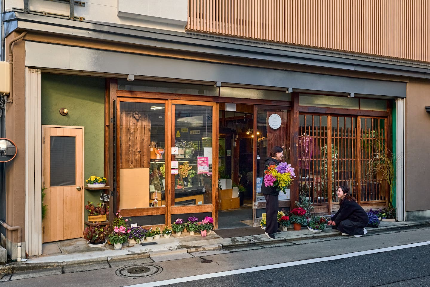 桑名のお宿TERAMACHIの外観。1階は創業90年の老舗花屋